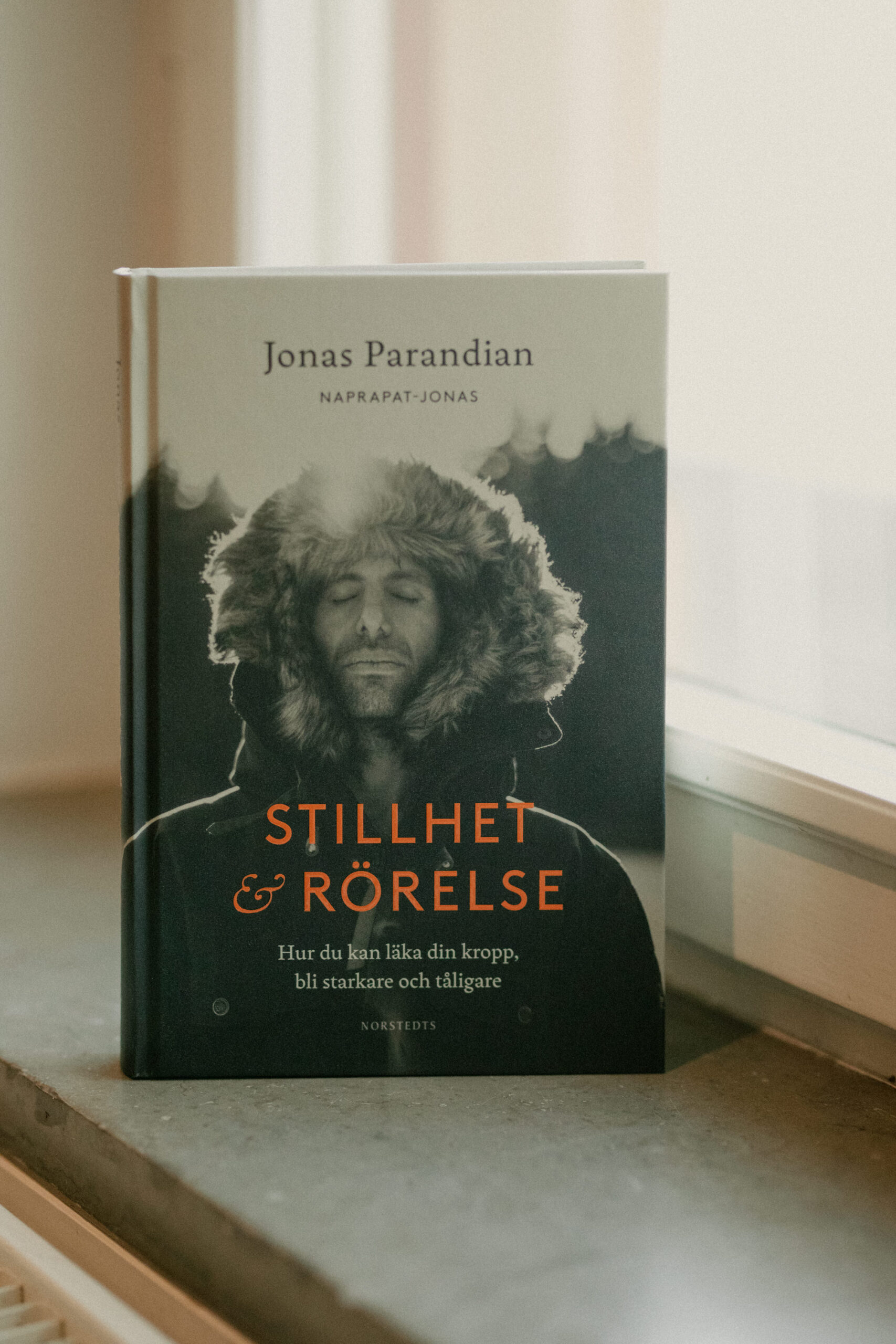 Stillhet & rörelse av Jonas Parandian